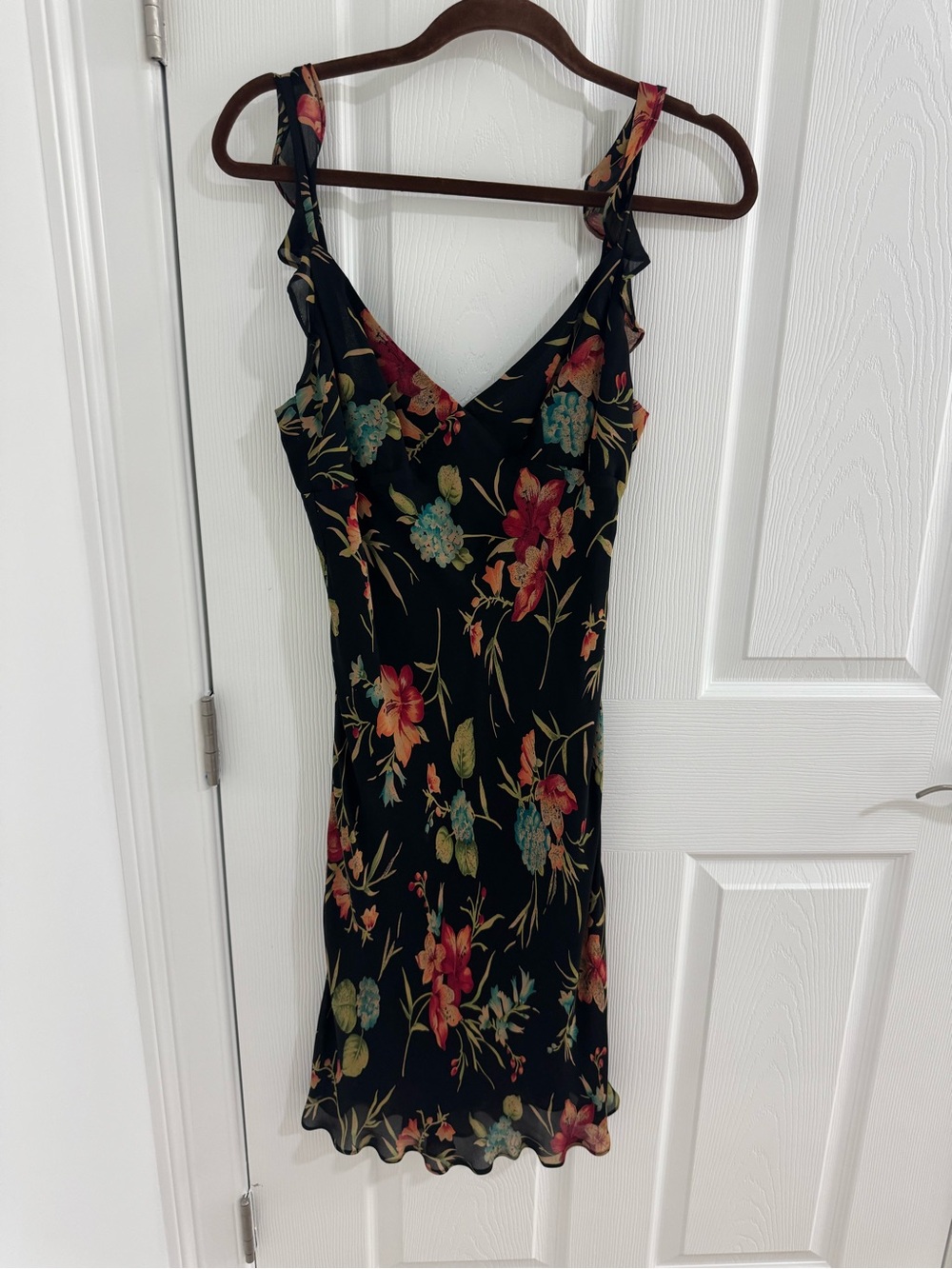 Women’s floral/ruffled lightweight dress. Size 6 By MUSE never worn.